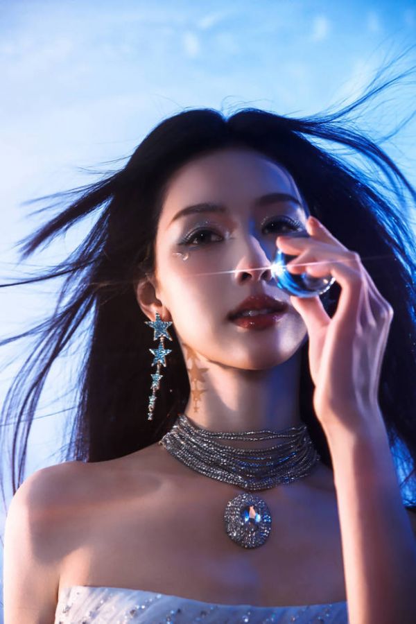 陈都灵戴华丽首饰,闪闪发光。