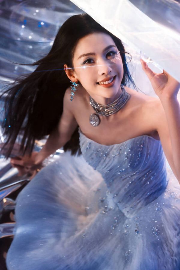 陈都灵绽放明媚笑容,魅力十足。