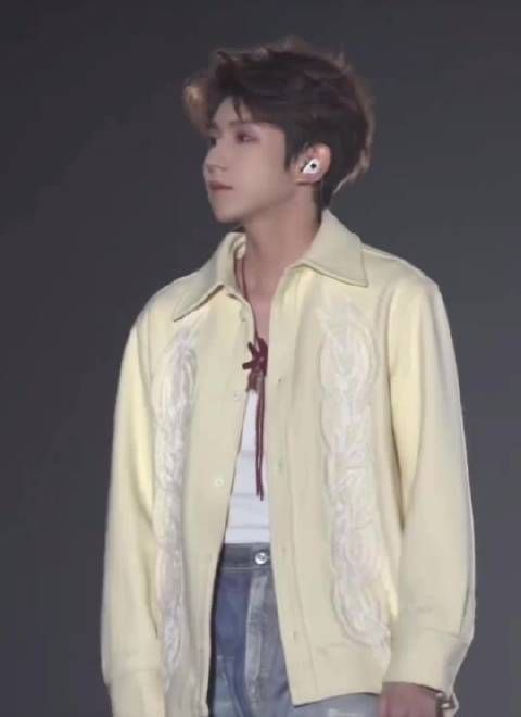 王源真的有在舞台上闪闪发光，真的好爱