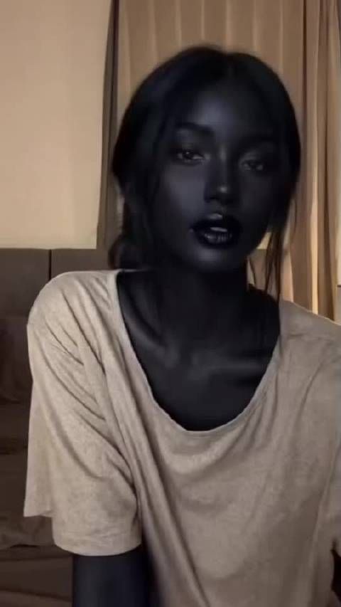 没见过这么漂亮的美女,就是晚上不笑还找不到人