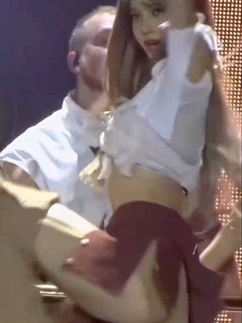 Lisa与LV三公子恋情引热议,被指受控参演疯马秀