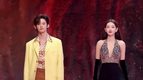 白百何把扑克牌穿身上了？梅花造型勒出小赘肉，太抢眼丨星光大赏