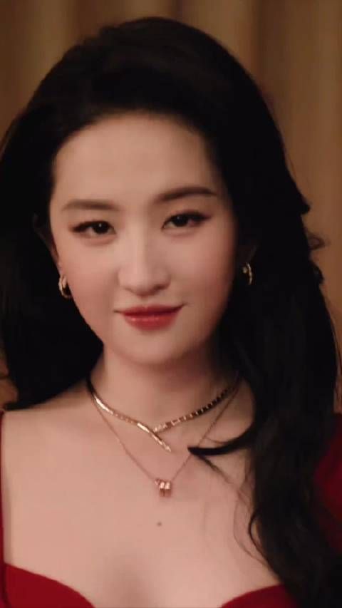 红裳曳露凝光转,一笑惊落鬓边星