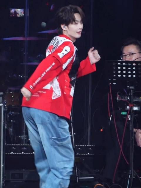 王赫野康复式舞蹈引热议,网友调侃舞技与歌声反差大