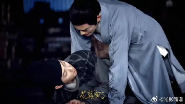 “不敢回看 左顾右盼不自然的暗自喜欢”