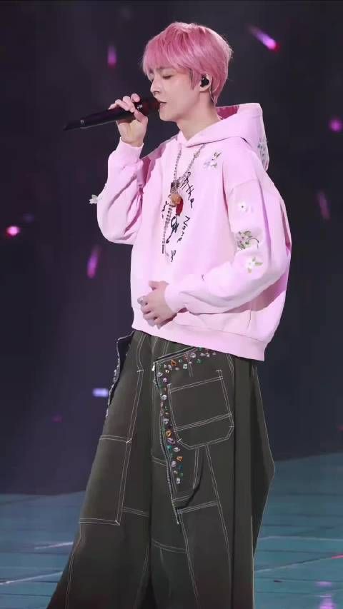 陈立农金闪造型亮相晚会，唱跳舞台尽显专业质感