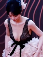 田曦薇蕾丝深V黑裙亮相，甜美性感兼具