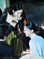 王玉雯周也同框互动，黑色蕾丝配浅蓝条纹衫笑容甜