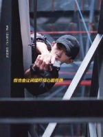 易烊千玺新片拔枪镜头引热议