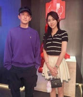 42岁郑恺在澳洲旅游被偶遇，身材矮小，个子目测只有1.65米左右