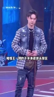 为何王一博下半身成镜头禁区？看到王嘉尔提不上的裤子，差点笑出腹肌