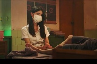 富豪假扮穷人返乡遭嫌弃，身份曝光后邻居懊悔