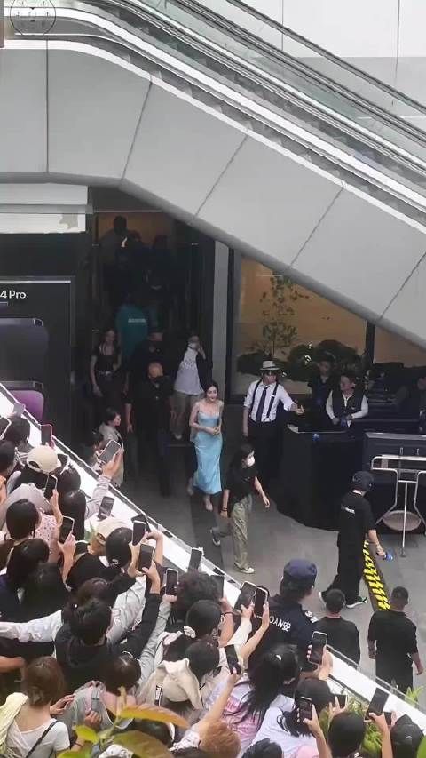 迪丽热巴这个粉丝也太多了吧,不愧是女明星一眼看到了