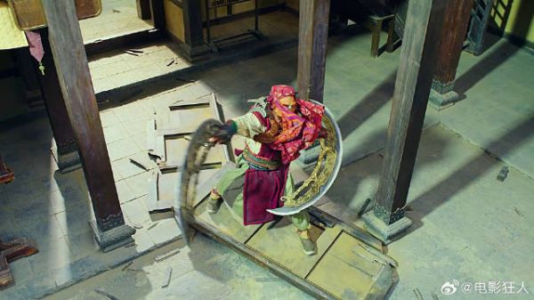 两把圆月弯刀耍的摧枯拉朽武侠