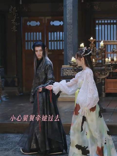 伸手是下意识的保护,撤回是克制的情深