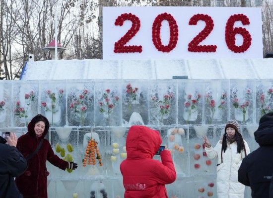 1月1日,沈阳浑河外滩市集,市民在景观墙前打卡拍照。新华社记者 李钢 摄