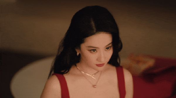 刘亦菲微微抬头。