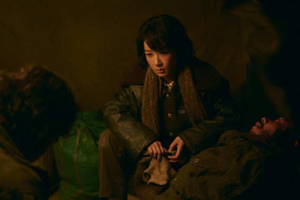 杨紫神情凝重氛围感拉满。