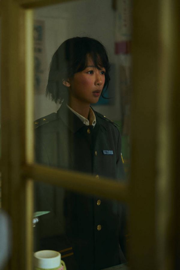 杨紫隔窗而立，制服造型透出故事感。