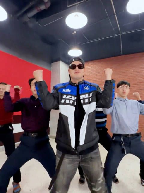 潘玮柏与不齐舞团合跳快乐崇拜引回忆杀