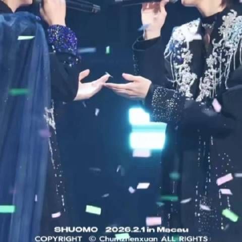 爱是坚定的 爱是双向奔赴 爱是我托起你即将下坠的手