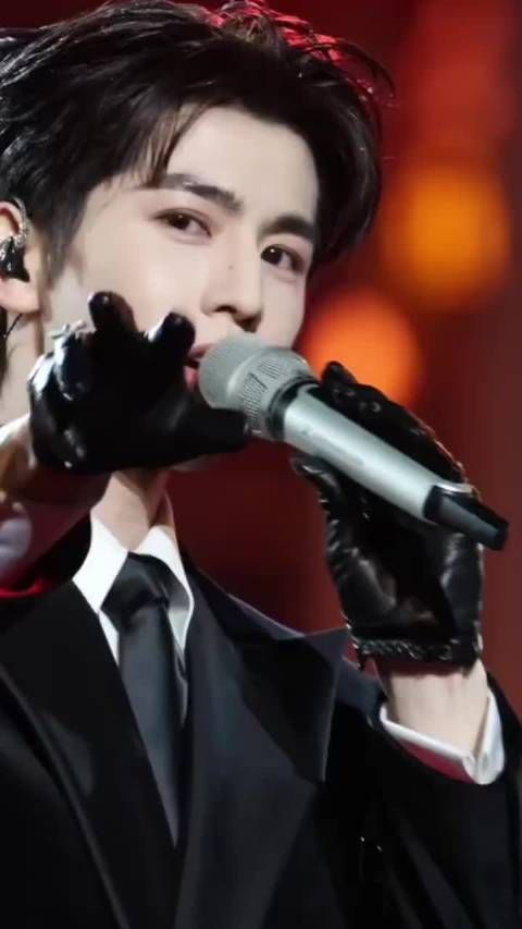 “炽热的阳光照在你身上,你就是那天选之人” 张凌赫