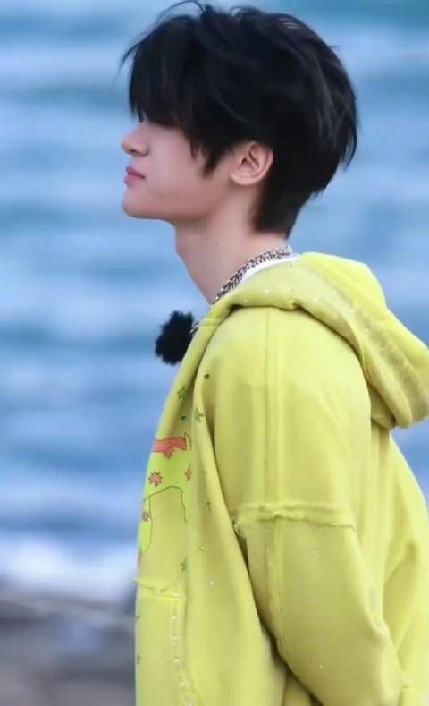 张峻豪录制亲爱的客栈，明黄上衣少年感十足