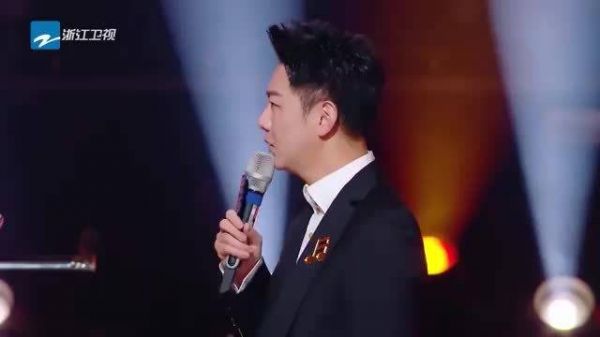 梁龙组二手玫瑰之前,在宾馆当保安,二十年前的照片都找出来了