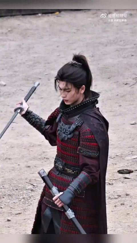 张凌赫片场持一米六长刀显身高优势