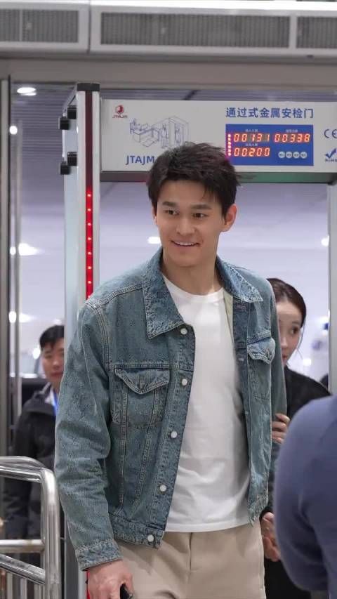 Cr.562070929 20260203 深圳卫视春晚录制上班 笑得 走个路忙死