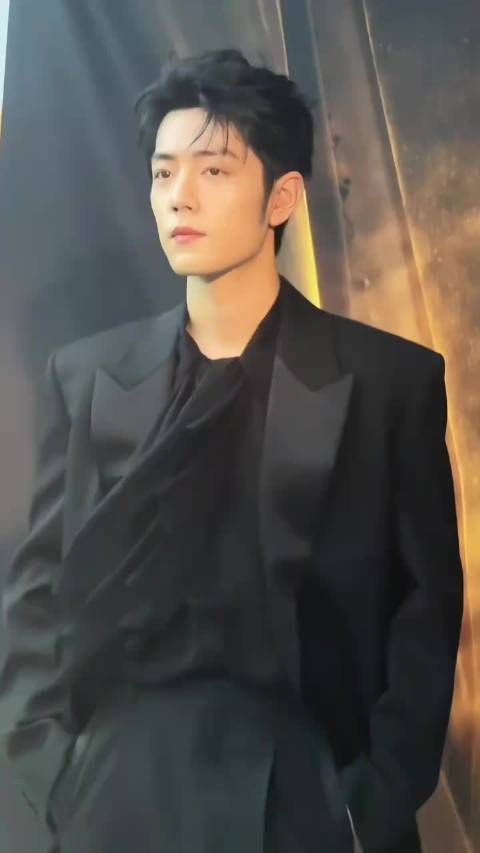 肖战获2025微博综合热度榜首,官宣出席微博之夜