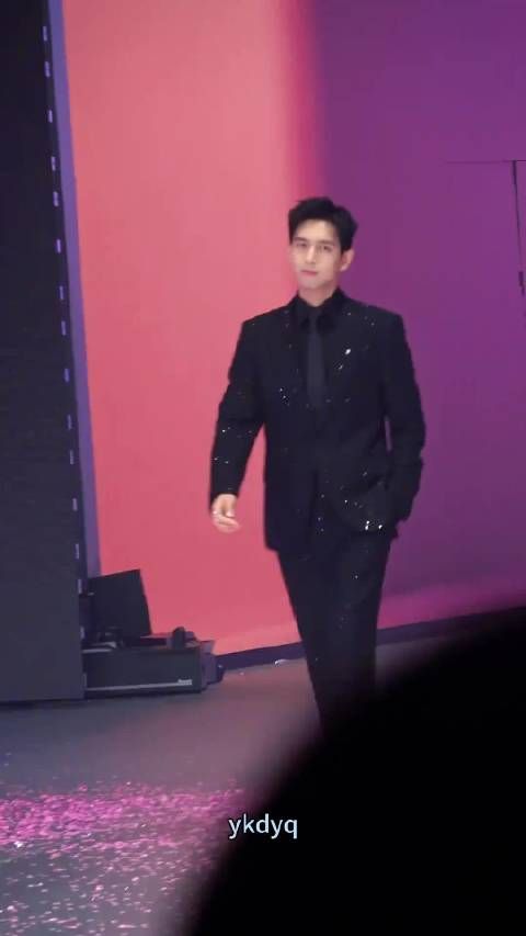 李现新剧演绎暖心孙辈,撒娇买腊排骨接橘子投喂奶奶