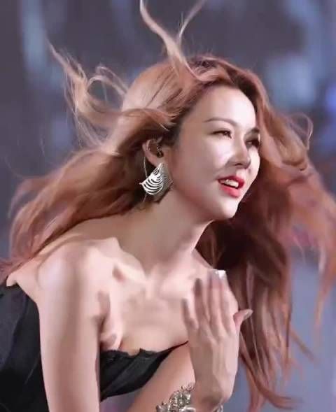 凯琪姐姐别藏了!春晚舞台美到窒息,演戏也给我锁死