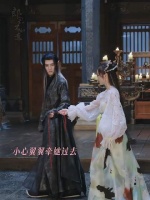 伸手是下意识的保护，撤回是克制的情深