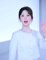 杨紫最新物料，这个妆造太明媚了，端庄大气