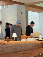 56岁窦唯在餐厅被偶遇，戴针织圆帽身材胖了一圈，脸上仙气全无