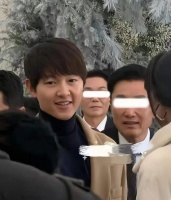 宋仲基与妻子合体参加婚礼，网友调侃：看成徐帆了