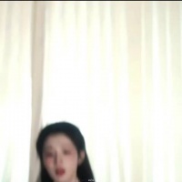 王楚然素雅装扮凸显精致五官