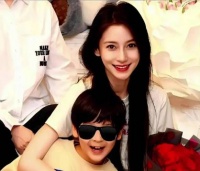 黄晓明与前妻为子庆生，前女友直播突现婴儿哭声