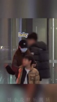 baby带小海绵聚餐遇趣事，上错车被妈妈及时叫回