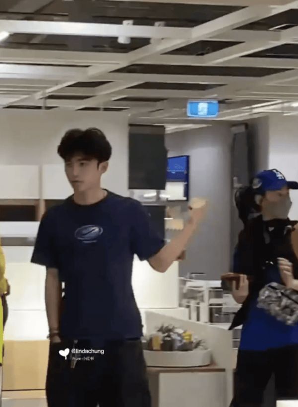 搜狐娱乐讯 近日，张柏芝带大儿子澳洲购物被偶遇，Lucas真的是又高又帅啊！