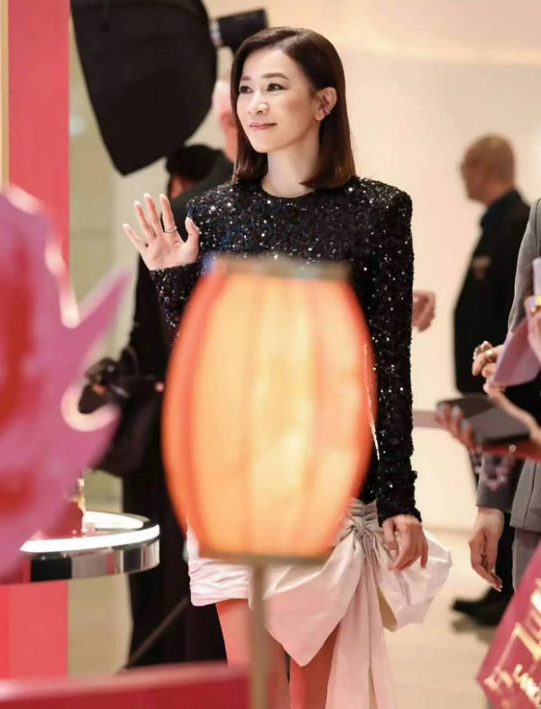 佘诗曼漫步活动现场，黑闪片造型吸睛。