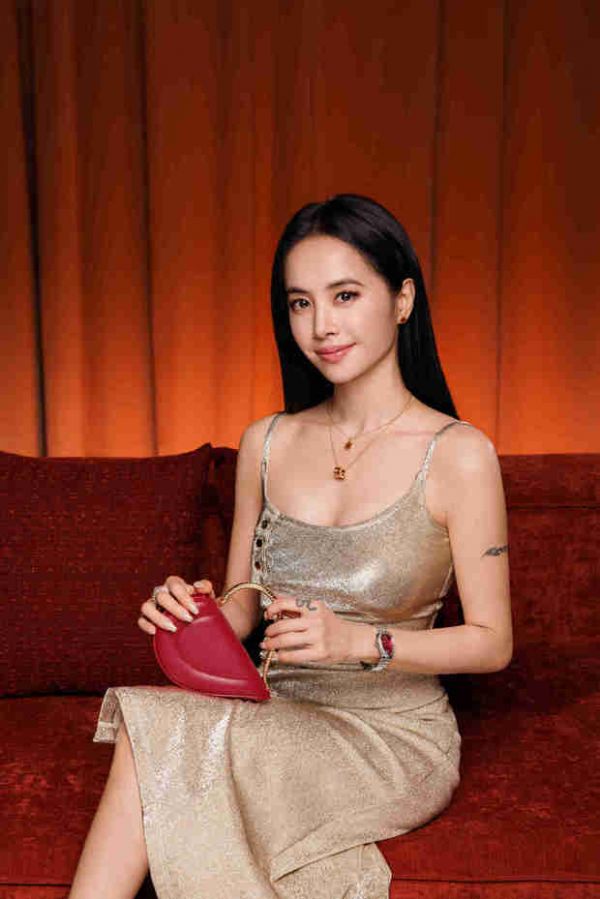 蔡依林穿性感吊带裙。