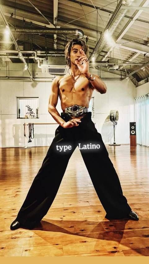 竹内凉真 INS 佩戴《假面骑士Drive》腰带 自拍照