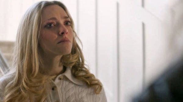 丈夫在亲吻妻子时，意外发现她的发根竟然忘了补色！