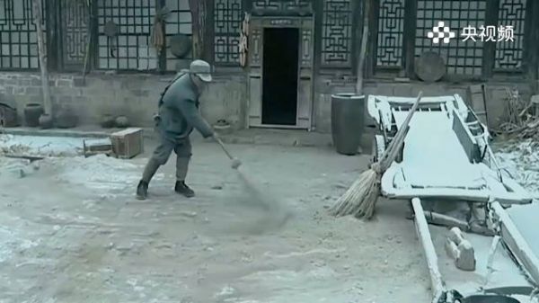 亮剑：李云龙破天荒夸赞赵刚，态度反常格外殷勤，赵刚还以为他又闯祸了！