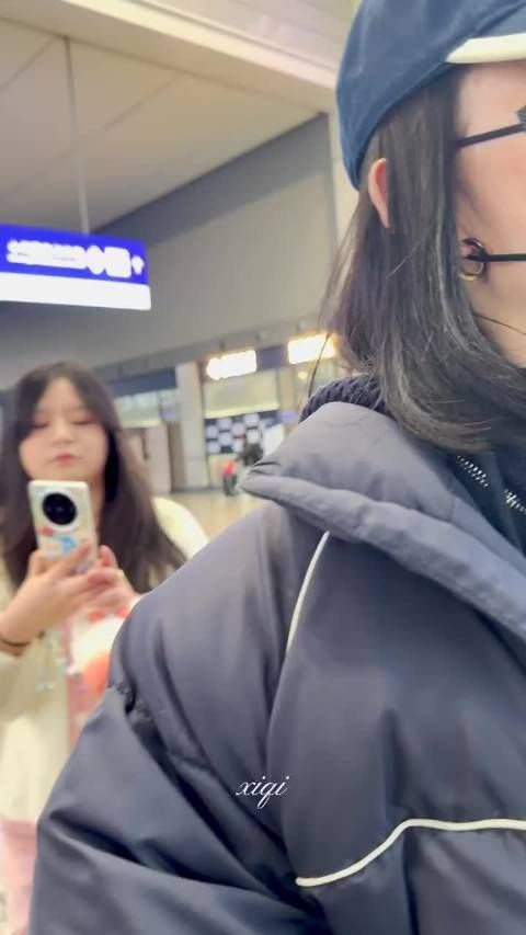 谢娜机场承诺粉丝今晚八点直播