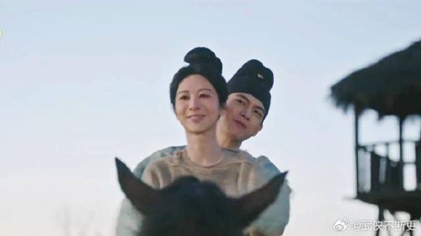 蒋长扬助何惟芳出军营，两人同乘马一起回家