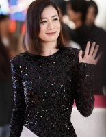 佘诗曼黑色亮片礼服裙造型优雅贵气