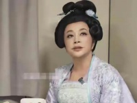 75岁刘晓庆杀疯了！短剧硬演14岁少女，拍吻戏更引全网炸锅